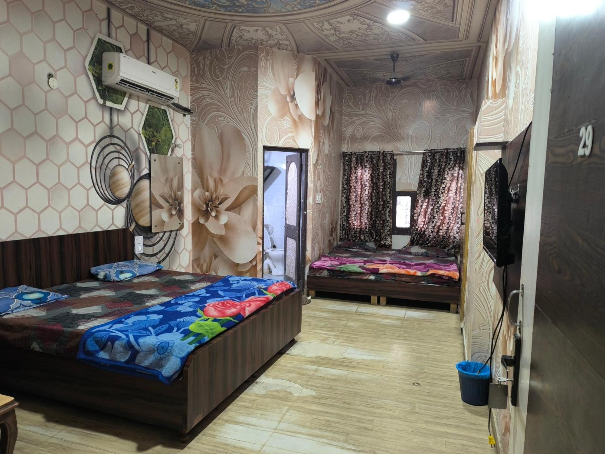 Hotel Jogi Guest House Welcome All Families, Friends, Groups, Couples, Singles Fully Airconditioner, Attach Washrooms, Lift, Wifi, 24 Hours Room Service, Power Backup Amritsar Eksteriør bilde
