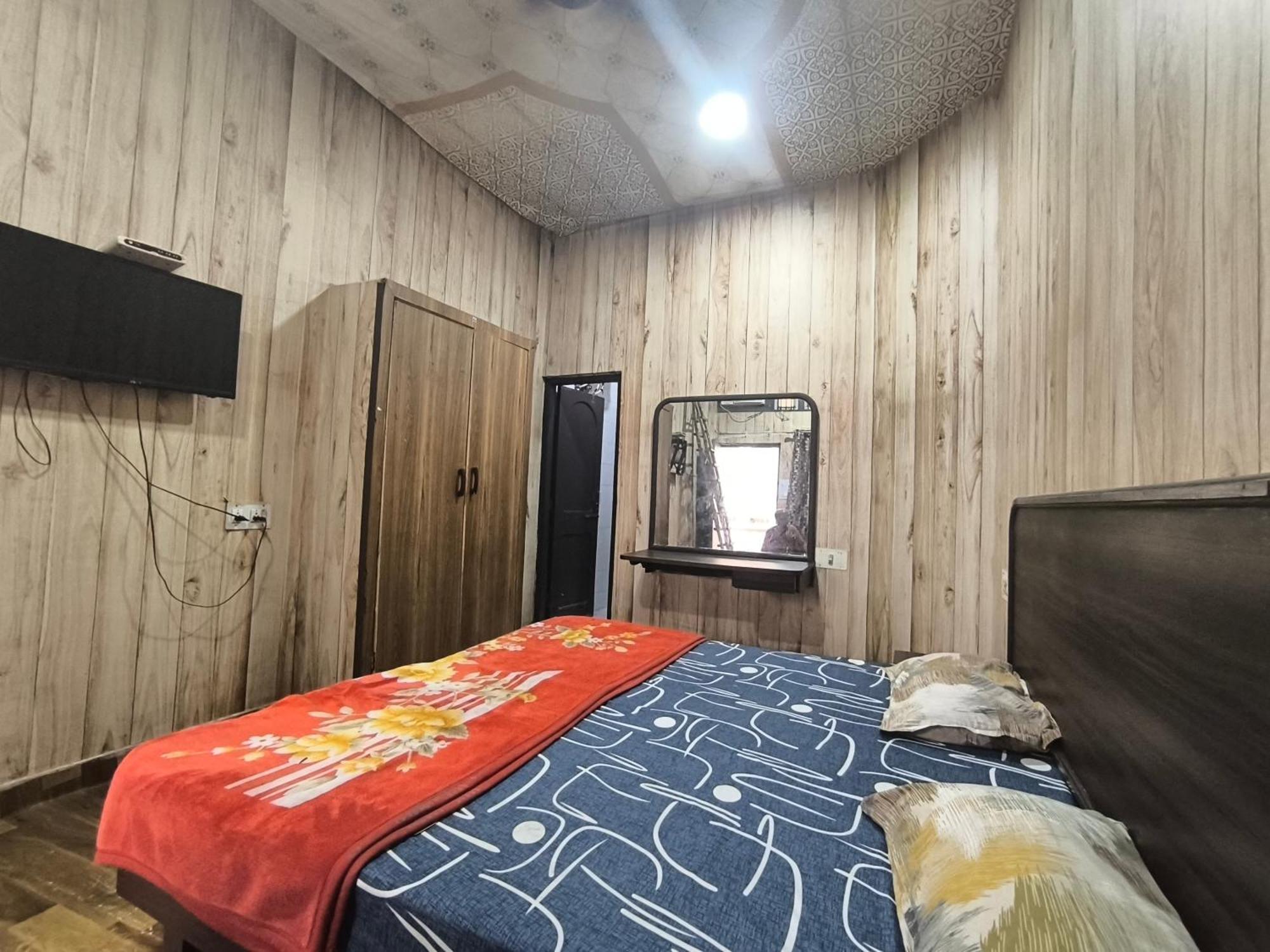 Hotel Jogi Guest House Welcome All Families, Friends, Groups, Couples, Singles Fully Airconditioner, Attach Washrooms, Lift, Wifi, 24 Hours Room Service, Power Backup Amritsar Eksteriør bilde