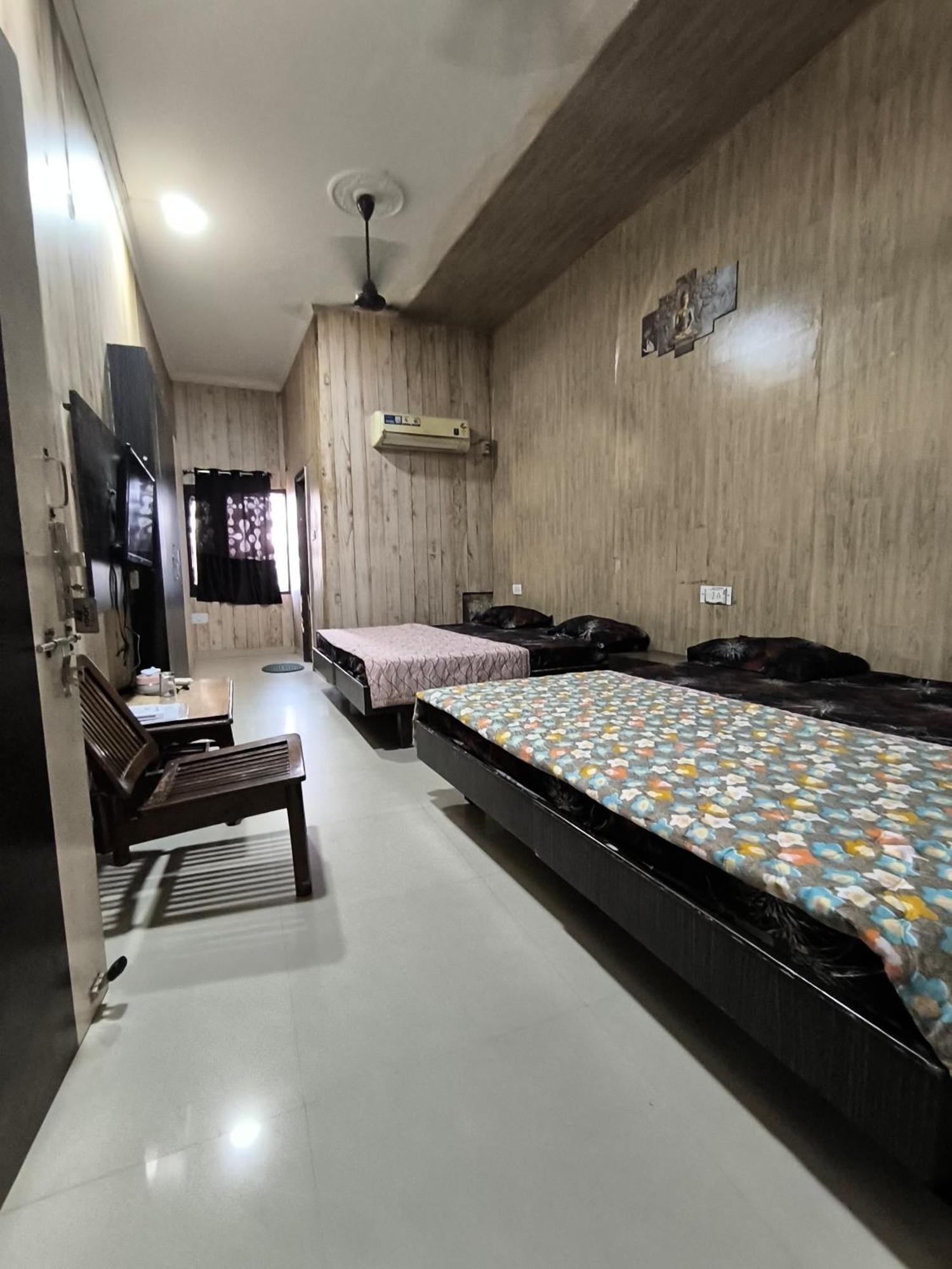 Hotel Jogi Guest House Welcome All Families, Friends, Groups, Couples, Singles Fully Airconditioner, Attach Washrooms, Lift, Wifi, 24 Hours Room Service, Power Backup Amritsar Rom bilde